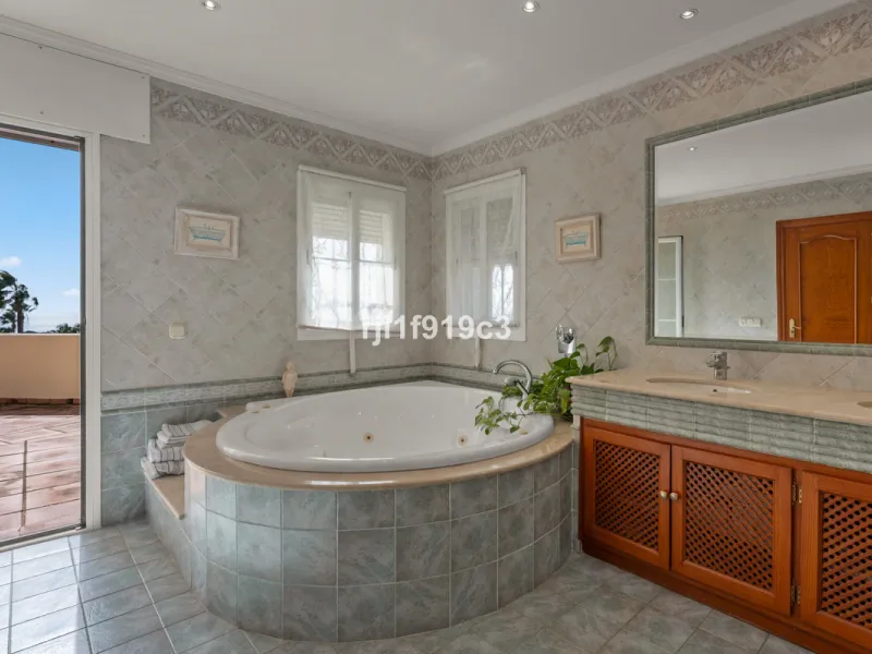 House - Detached Villa в продаже в Marbella, Málaga. В доме 4 спален и 5 ванных комнат. Площадь дома 571 м². Площадь участка 1443 м²