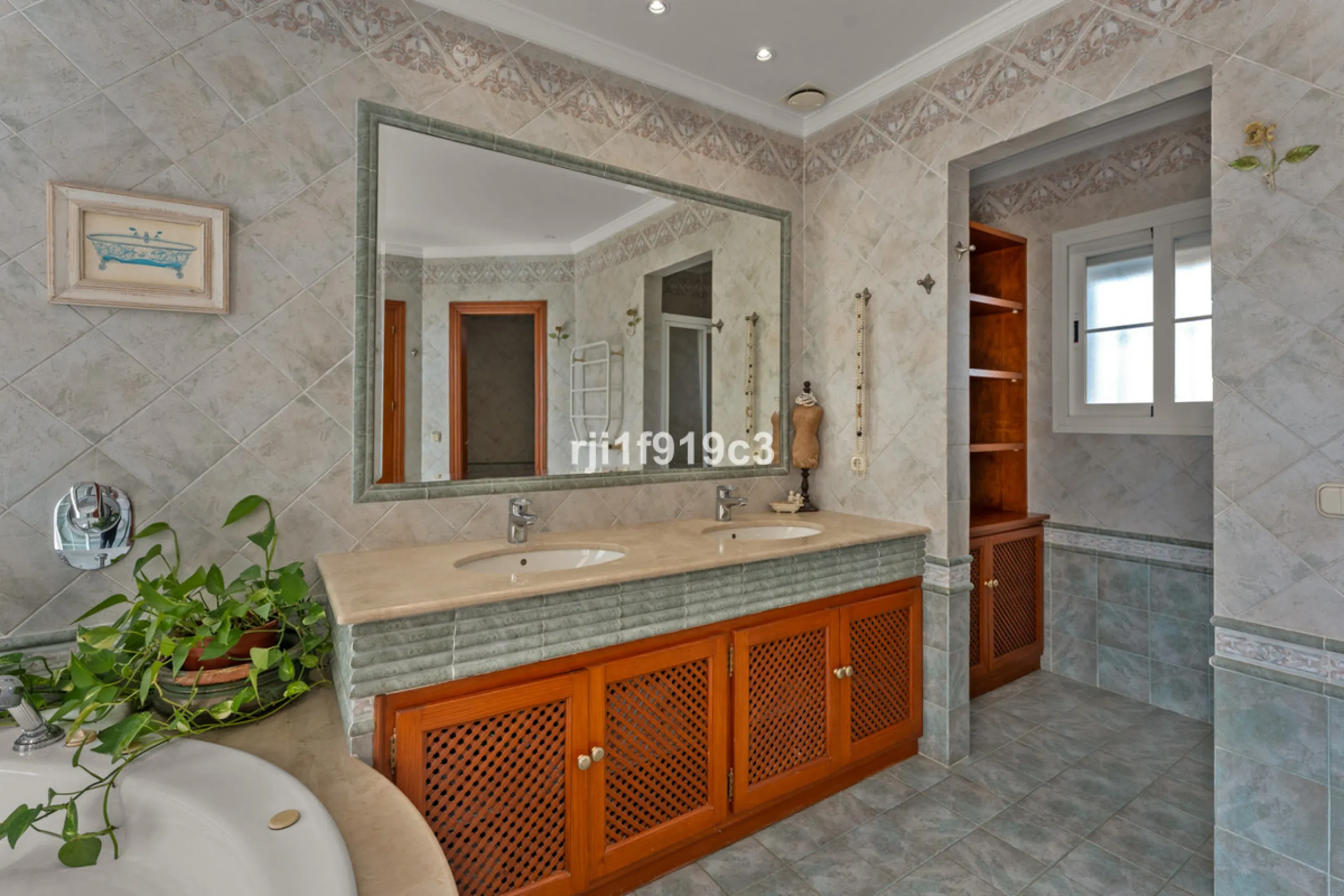 House - Detached Villa в продаже в Marbella, Málaga. В доме 4 спален и 5 ванных комнат. Площадь дома 571 м². Площадь участка 1443 м²