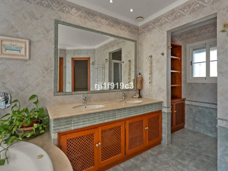 House - Detached Villa в продаже в Marbella, Málaga. В доме 4 спален и 5 ванных комнат. Площадь дома 571 м². Площадь участка 1443 м²