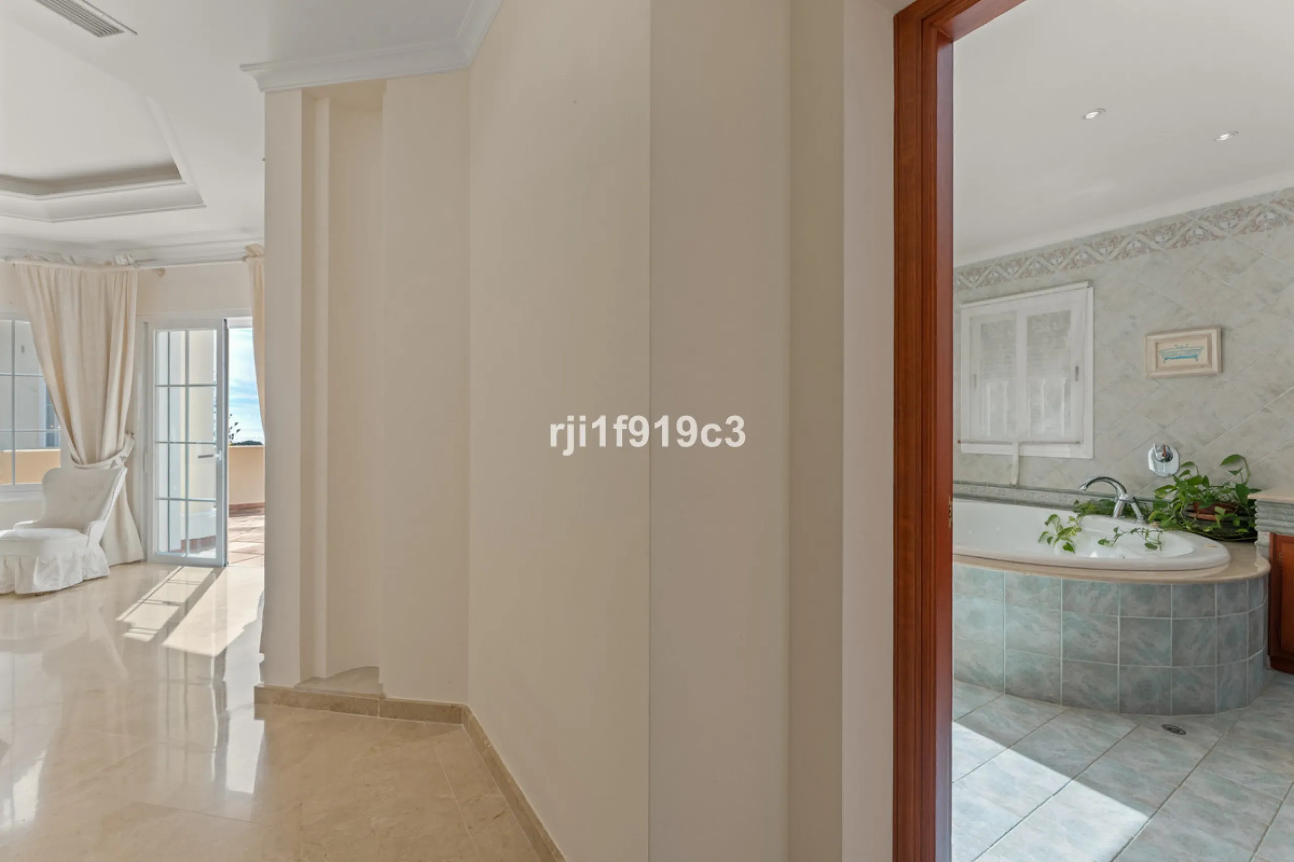 House - Detached Villa в продаже в Marbella, Málaga. В доме 4 спален и 5 ванных комнат. Площадь дома 571 м². Площадь участка 1443 м²