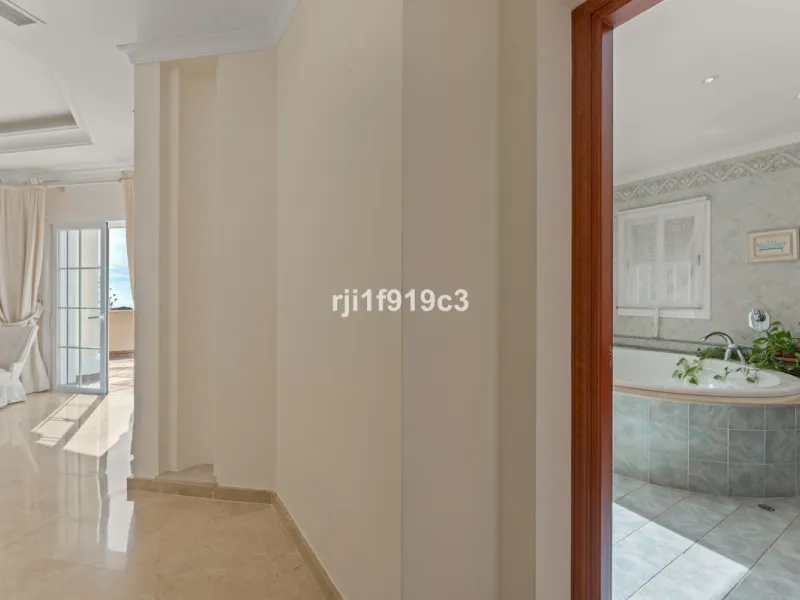 House - Detached Villa в продаже в Marbella, Málaga. В доме 4 спален и 5 ванных комнат. Площадь дома 571 м². Площадь участка 1443 м²
