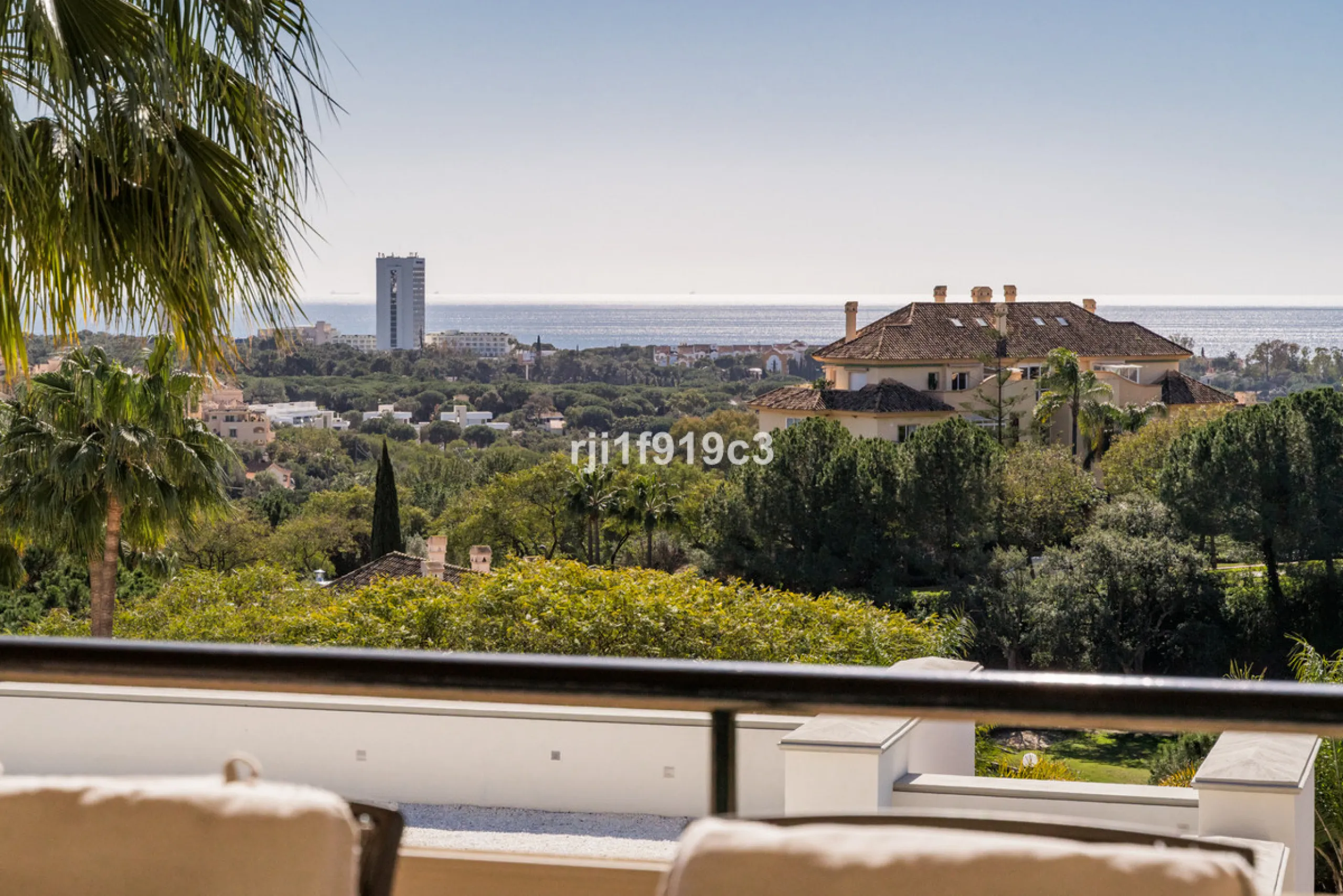 Apartment - Middle Floor Apartment в продаже в Marbella, Málaga. В доме 3 спален и 4 ванных комнат. Площадь дома 151 м²