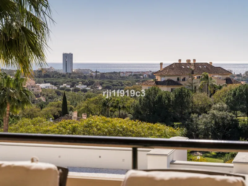 Spacious and elegant apartment in Elviria Hills, one of the most sought-after residential areas of Marbella.
