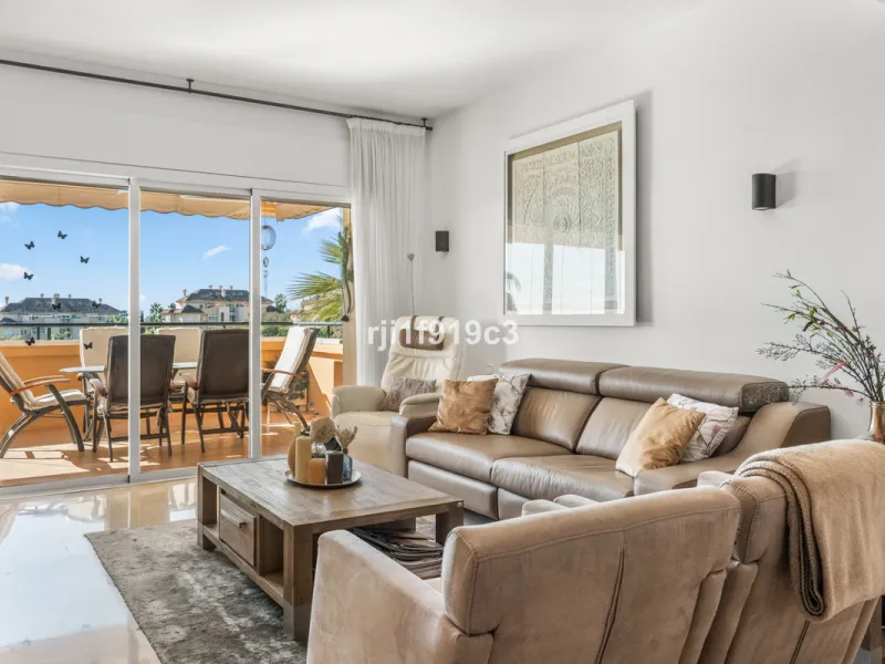 Apartment - Middle Floor Apartment в продаже в Marbella, Málaga. В доме 3 спален и 4 ванных комнат. Площадь дома 151 м²