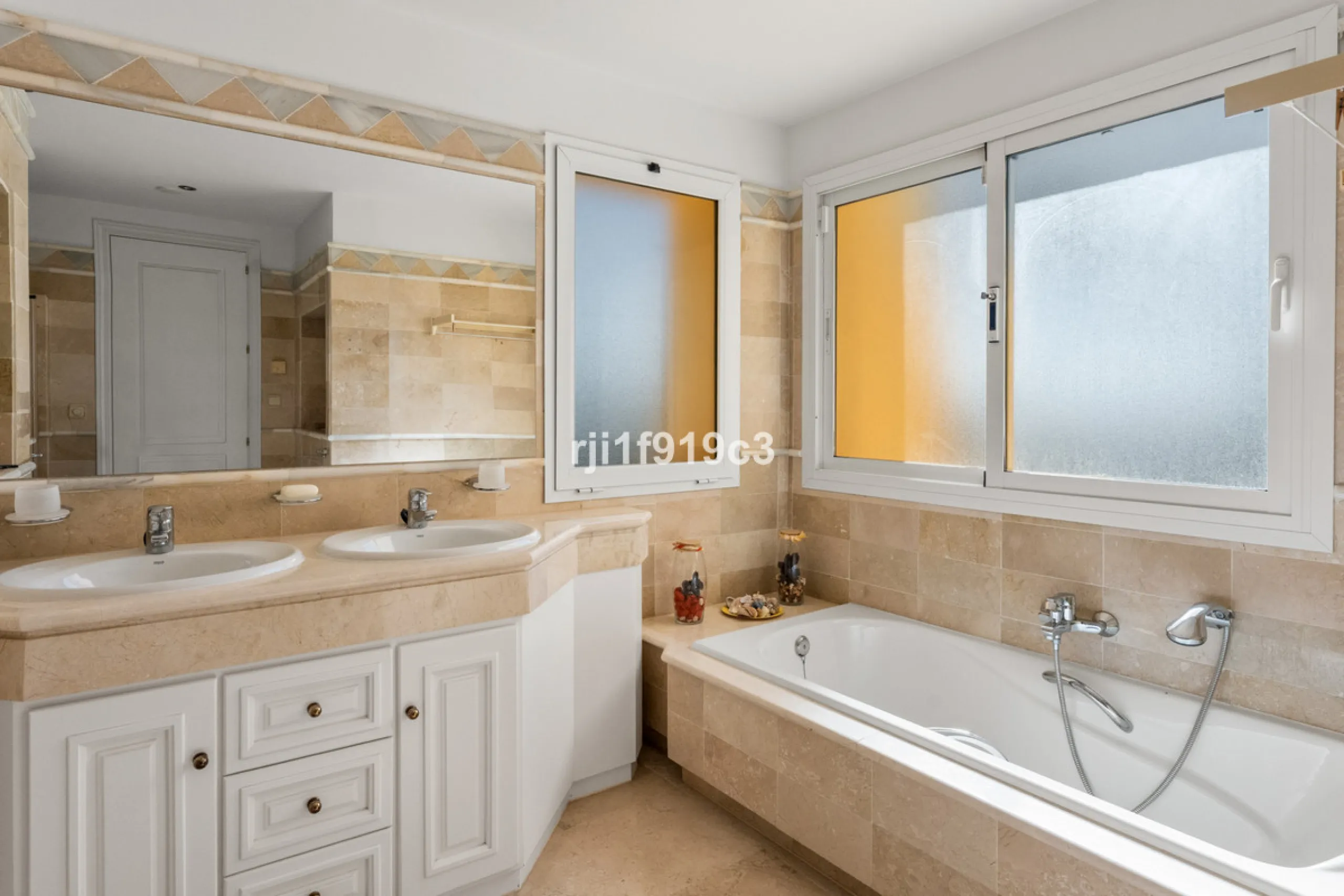 Apartment - Middle Floor Apartment в продаже в Marbella, Málaga. В доме 3 спален и 4 ванных комнат. Площадь дома 151 м²