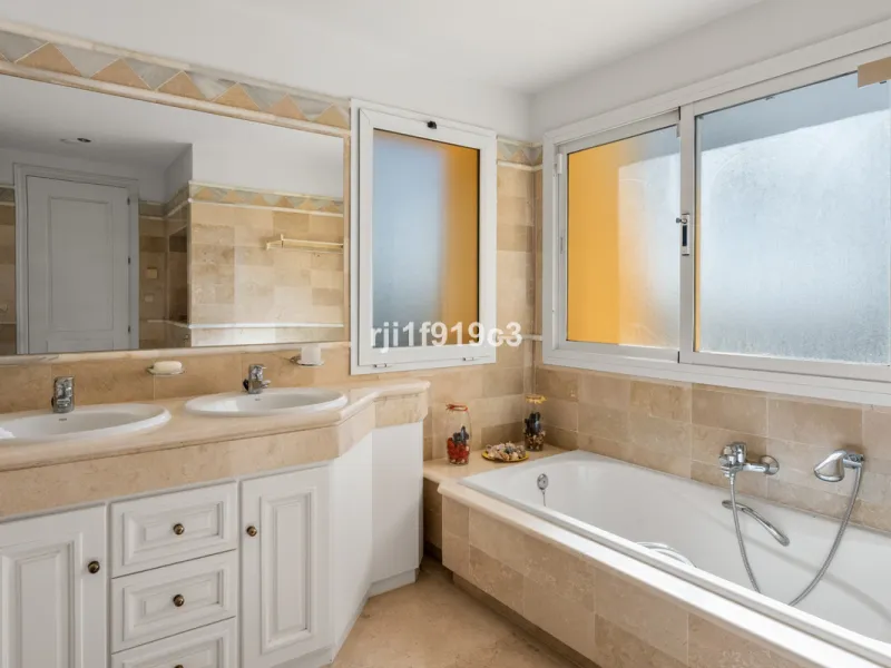 Apartment - Middle Floor Apartment в продаже в Marbella, Málaga. В доме 3 спален и 4 ванных комнат. Площадь дома 151 м²