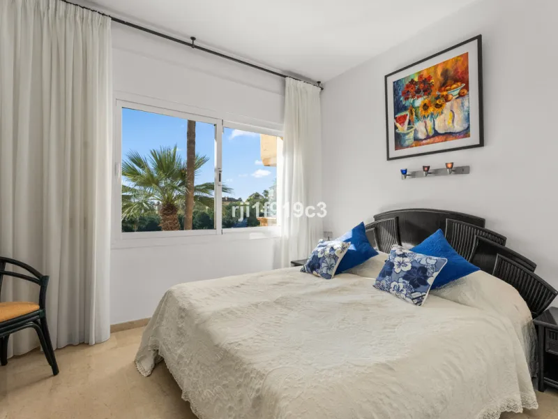 Apartment - Middle Floor Apartment в продаже в Marbella, Málaga. В доме 3 спален и 4 ванных комнат. Площадь дома 151 м²