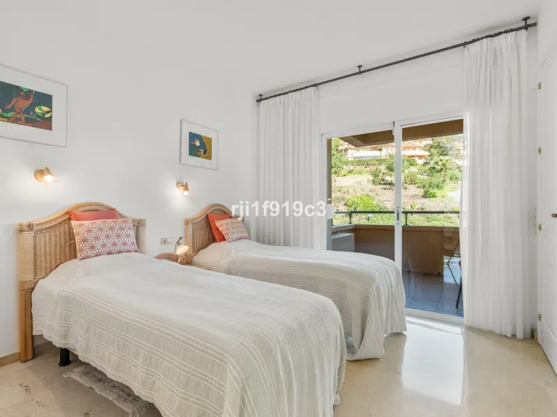 Apartment - Middle Floor Apartment в продаже в Marbella, Málaga. В доме 3 спален и 4 ванных комнат. Площадь дома 151 м²