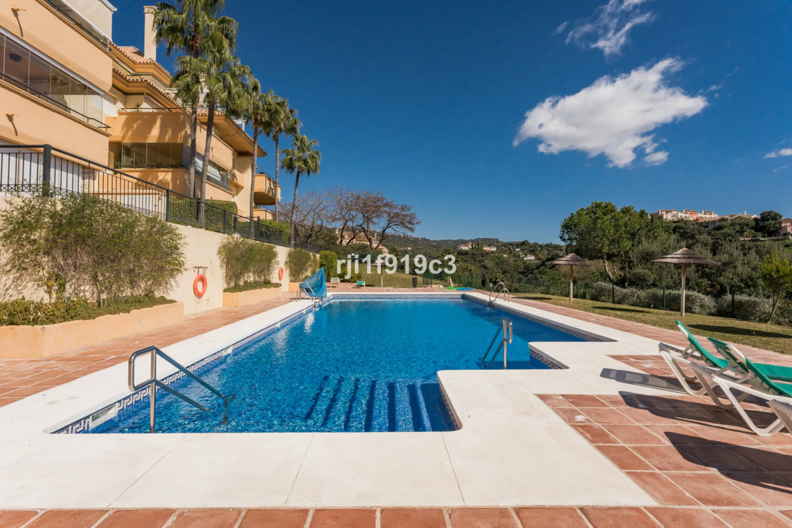 Apartment - Middle Floor Apartment в продаже в Marbella, Málaga. В доме 3 спален и 4 ванных комнат. Площадь дома 151 м²