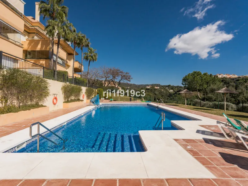 Apartment - Middle Floor Apartment в продаже в Marbella, Málaga. В доме 3 спален и 4 ванных комнат. Площадь дома 151 м²