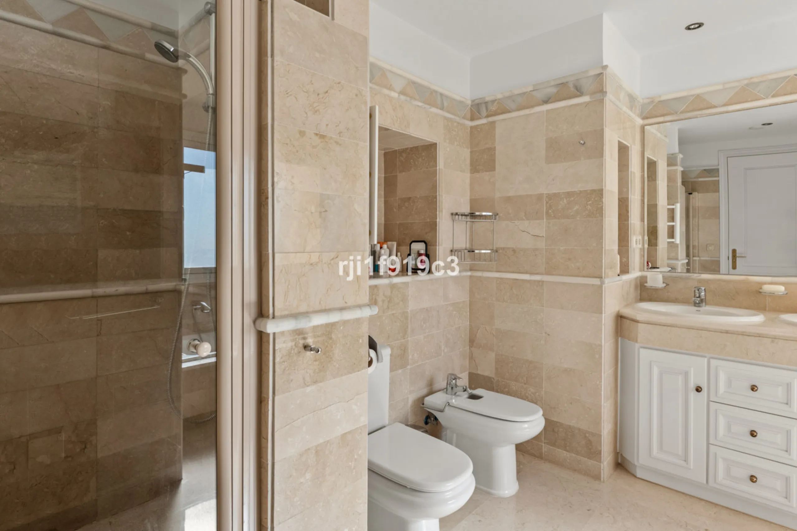 Apartment - Middle Floor Apartment в продаже в Marbella, Málaga. В доме 3 спален и 4 ванных комнат. Площадь дома 151 м²