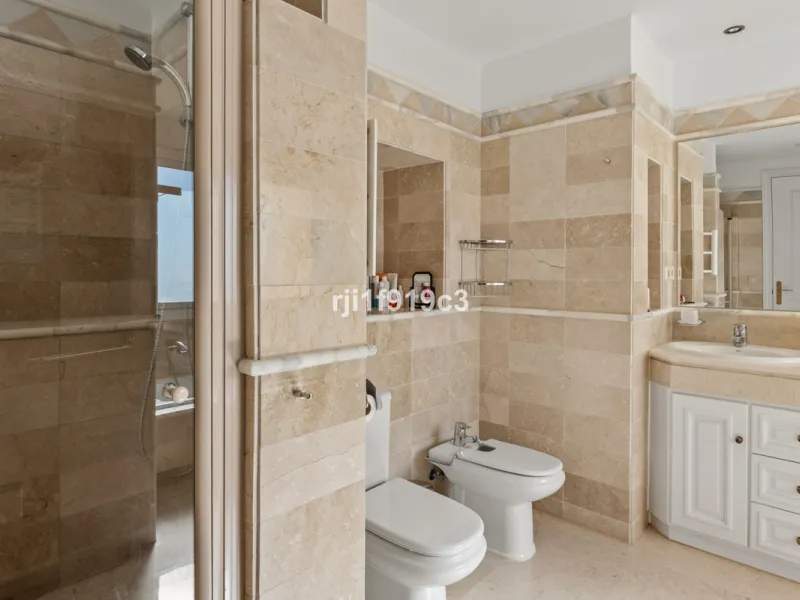 Apartment - Middle Floor Apartment в продаже в Marbella, Málaga. В доме 3 спален и 4 ванных комнат. Площадь дома 151 м²