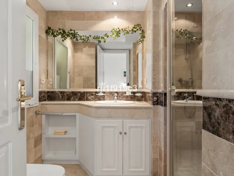 Apartment - Middle Floor Apartment в продаже в Marbella, Málaga. В доме 3 спален и 4 ванных комнат. Площадь дома 151 м²