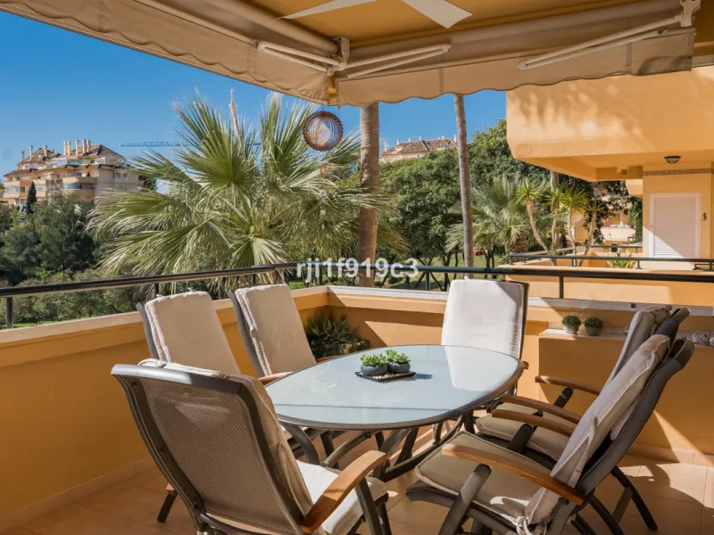 Apartment - Middle Floor Apartment в продаже в Marbella, Málaga. В доме 3 спален и 4 ванных комнат. Площадь дома 151 м²