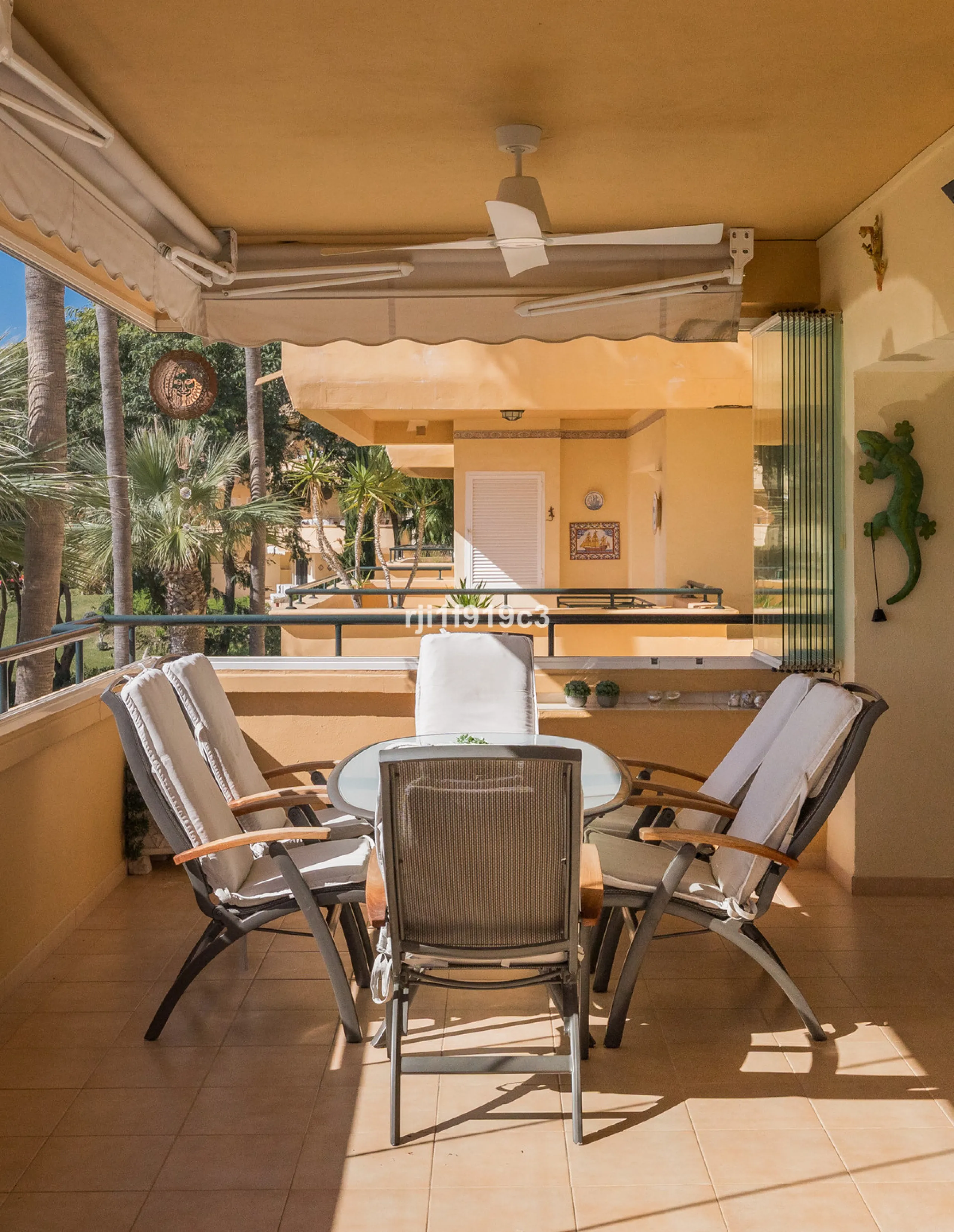 Apartment - Middle Floor Apartment в продаже в Marbella, Málaga. В доме 3 спален и 4 ванных комнат. Площадь дома 151 м²