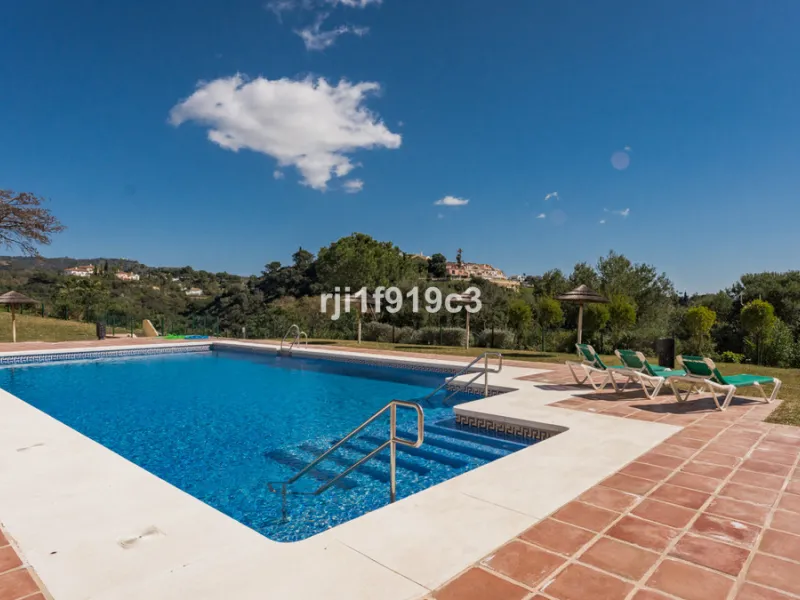 Apartment - Middle Floor Apartment в продаже в Marbella, Málaga. В доме 3 спален и 4 ванных комнат. Площадь дома 151 м²