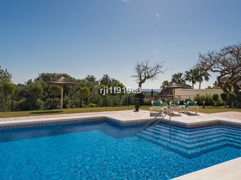 Apartment - Middle Floor Apartment в продаже в Marbella, Málaga. В доме 3 спален и 4 ванных комнат. Площадь дома 151 м²