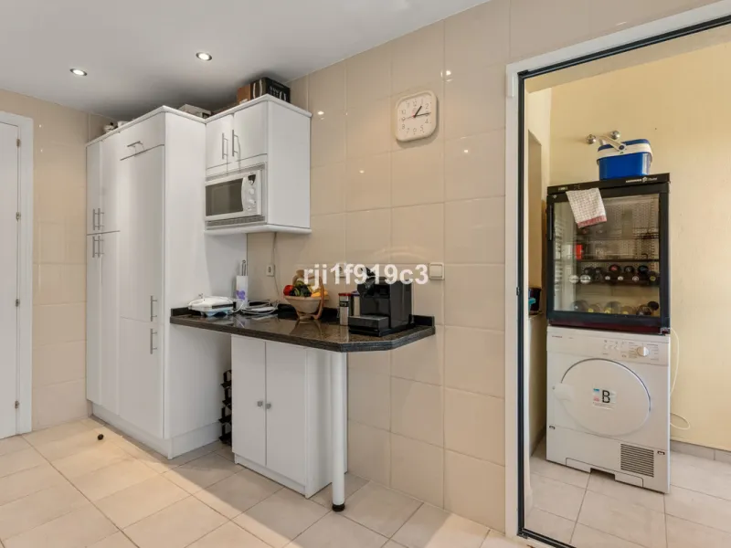 Apartment - Middle Floor Apartment в продаже в Marbella, Málaga. В доме 3 спален и 4 ванных комнат. Площадь дома 151 м²