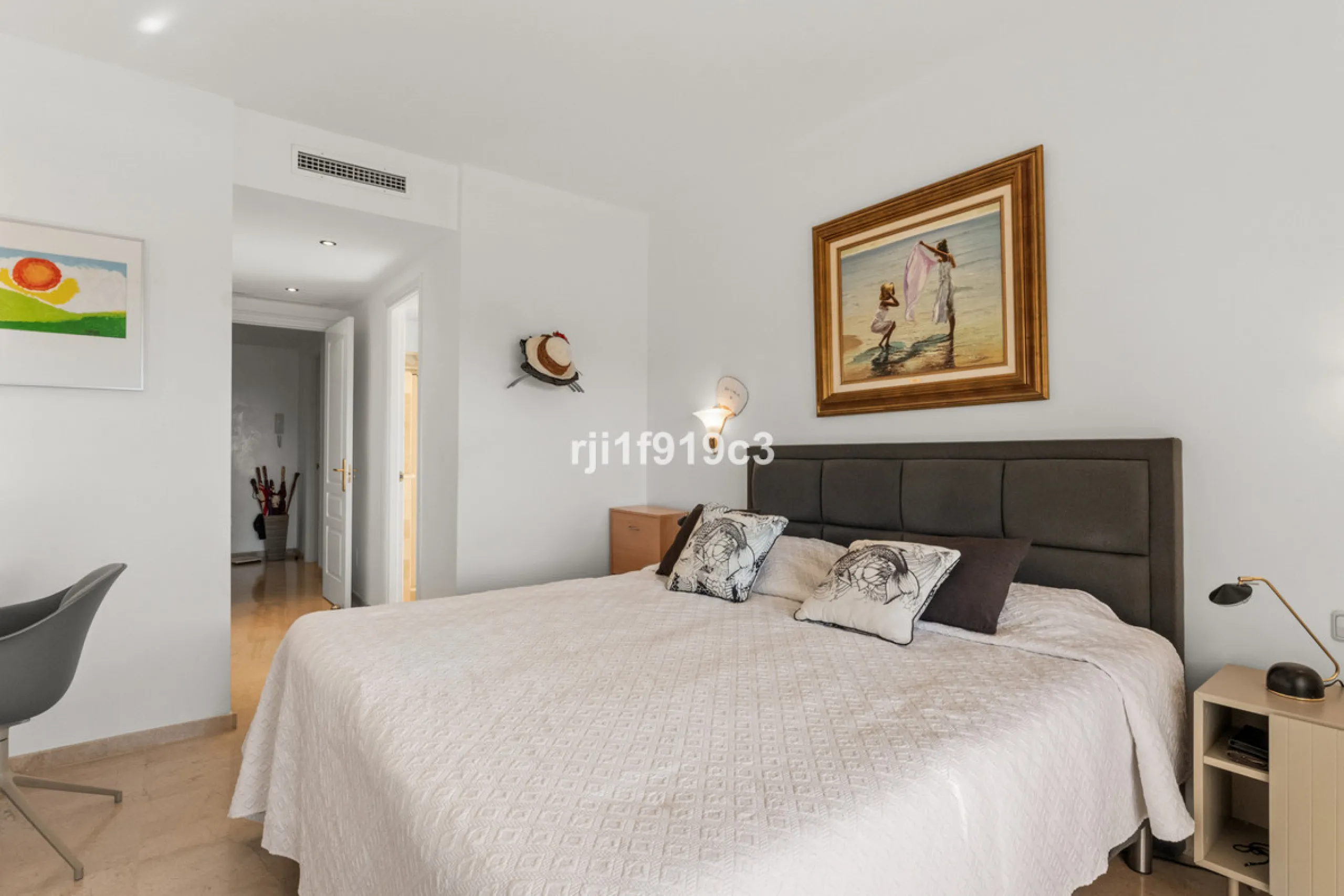 Apartment - Middle Floor Apartment в продаже в Marbella, Málaga. В доме 3 спален и 4 ванных комнат. Площадь дома 151 м²