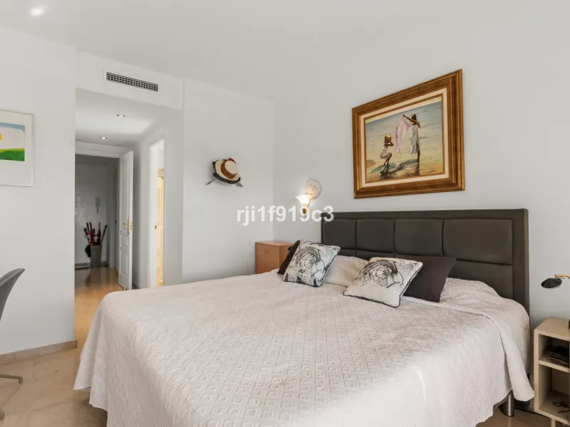 Apartment - Middle Floor Apartment в продаже в Marbella, Málaga. В доме 3 спален и 4 ванных комнат. Площадь дома 151 м²