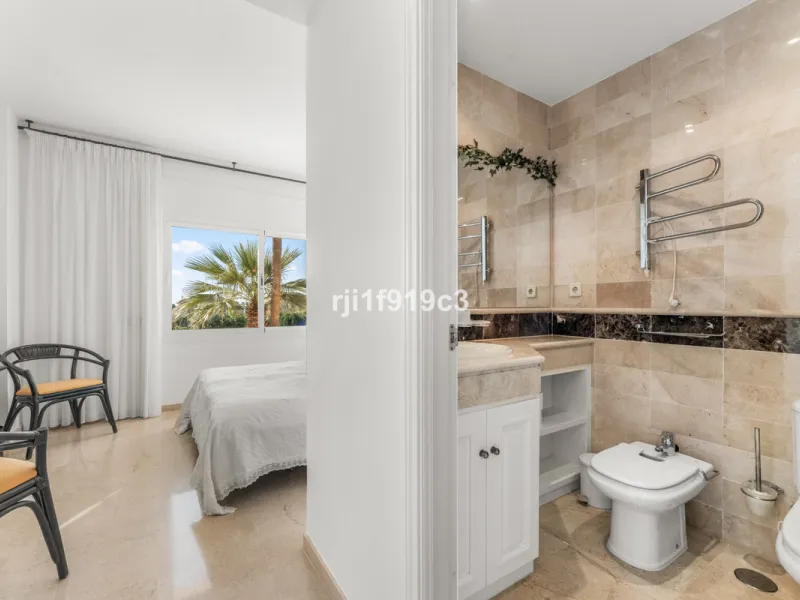 Apartment - Middle Floor Apartment в продаже в Marbella, Málaga. В доме 3 спален и 4 ванных комнат. Площадь дома 151 м²