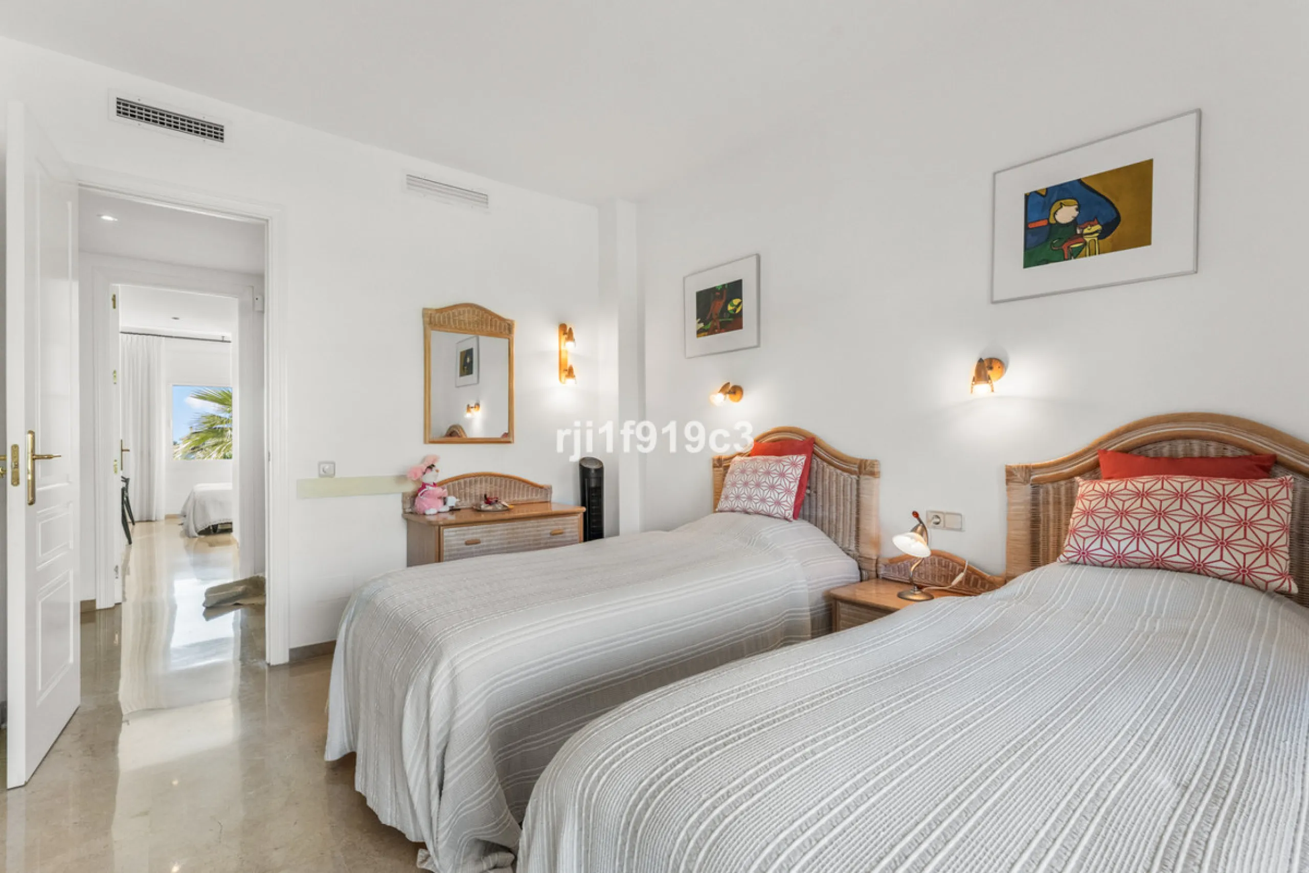 Apartment - Middle Floor Apartment в продаже в Marbella, Málaga. В доме 3 спален и 4 ванных комнат. Площадь дома 151 м²