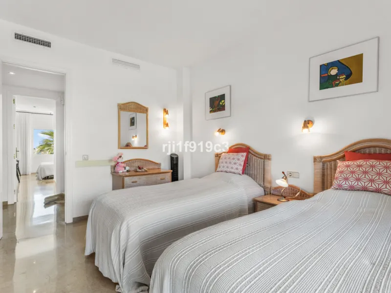Apartment - Middle Floor Apartment в продаже в Marbella, Málaga. В доме 3 спален и 4 ванных комнат. Площадь дома 151 м²