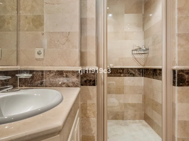 Apartment - Middle Floor Apartment в продаже в Marbella, Málaga. В доме 3 спален и 4 ванных комнат. Площадь дома 151 м²
