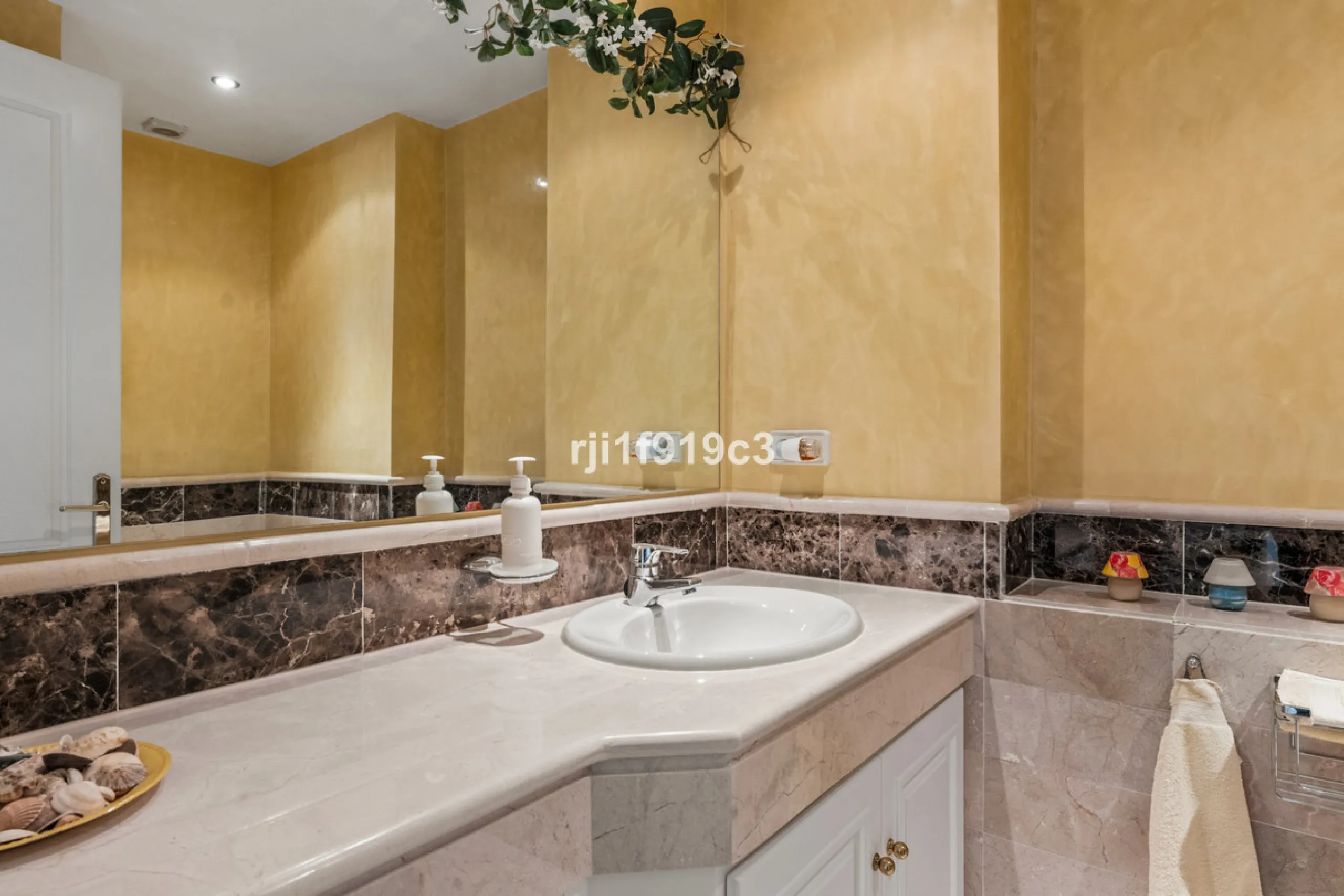 Apartment - Middle Floor Apartment в продаже в Marbella, Málaga. В доме 3 спален и 4 ванных комнат. Площадь дома 151 м²