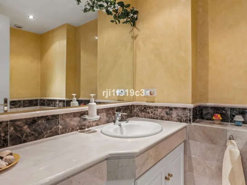 Apartment - Middle Floor Apartment в продаже в Marbella, Málaga. В доме 3 спален и 4 ванных комнат. Площадь дома 151 м²