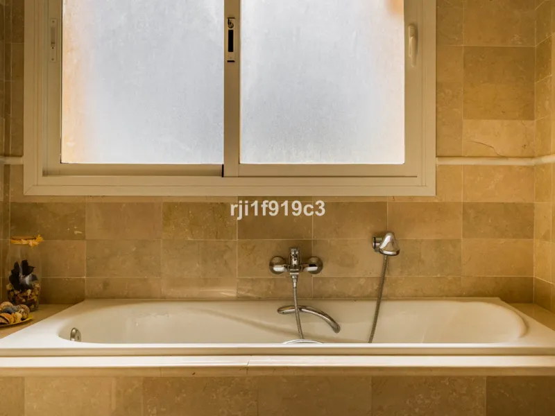 Apartment - Middle Floor Apartment в продаже в Marbella, Málaga. В доме 3 спален и 4 ванных комнат. Площадь дома 151 м²