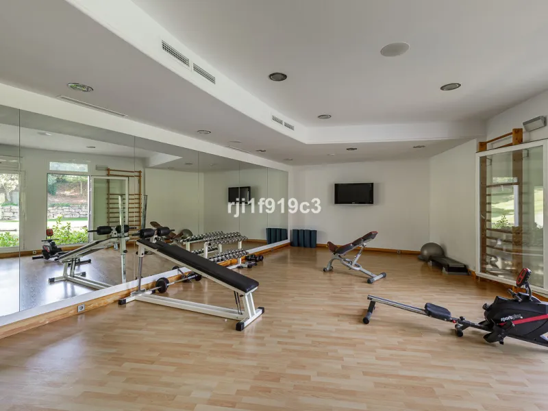 Apartment - Middle Floor Apartment в продаже в Marbella, Málaga. В доме 3 спален и 4 ванных комнат. Площадь дома 151 м²