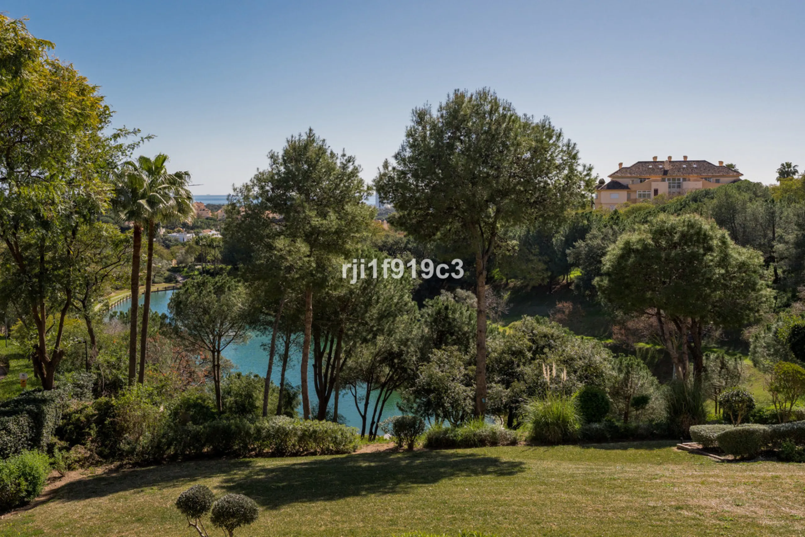 Exceptional corner apartment in Elviria Hills – space, privacy and lifestyle in one of the most desirable areas of Elviria, Marbella.