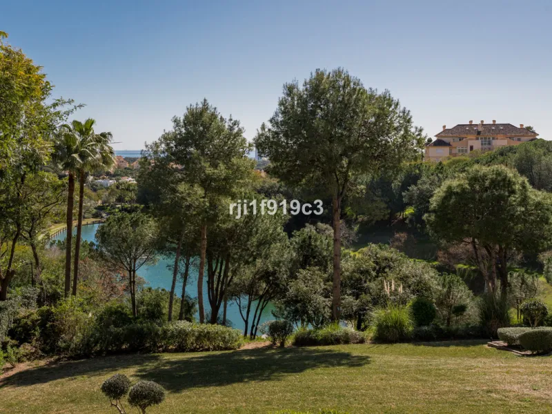 Apartment - Middle Floor Apartment в продаже в Marbella, Málaga. В доме 3 спален и 3 ванных комнат. Площадь дома 159 м²