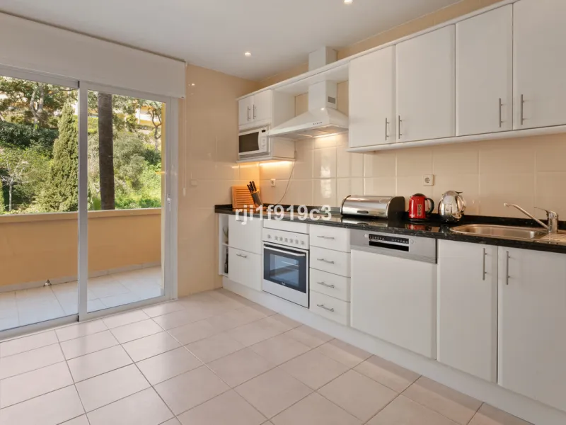 Exceptional corner apartment in Elviria Hills – space, privacy and lifestyle in one of the most desirable areas of Elviria, Marbella.