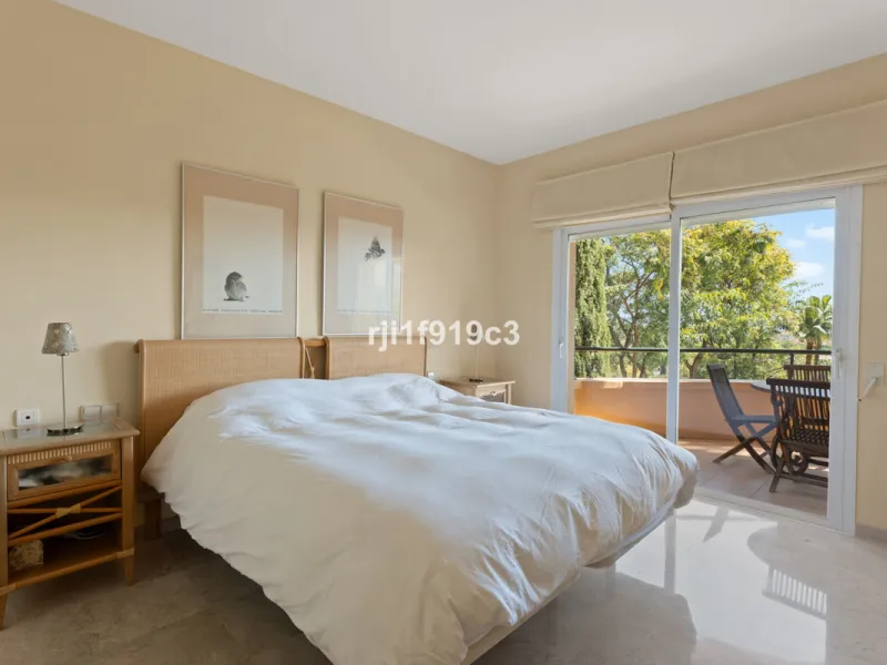 Exceptional corner apartment in Elviria Hills – space, privacy and lifestyle in one of the most desirable areas of Elviria, Marbella.