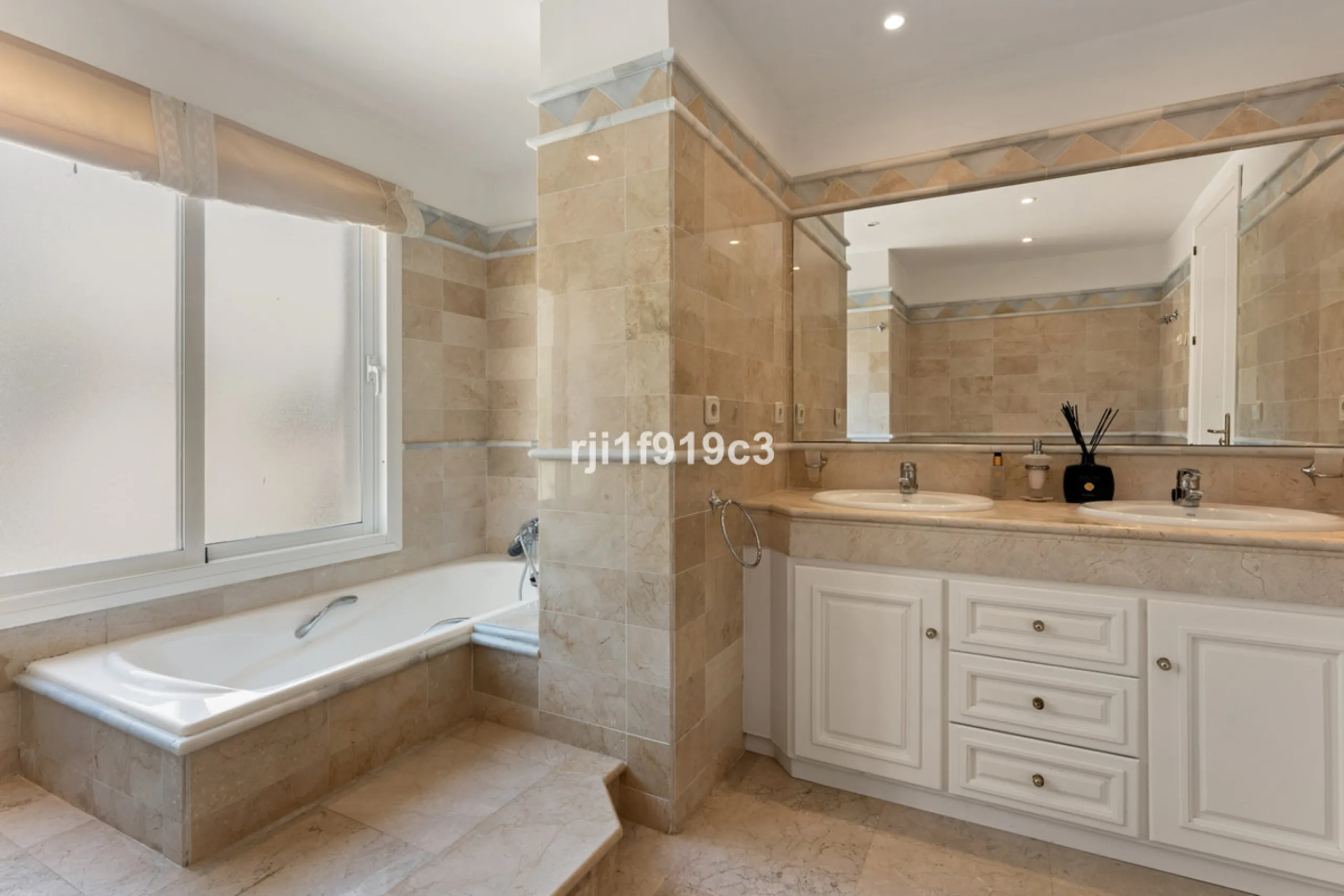 Exceptional corner apartment in Elviria Hills – space, privacy and lifestyle in one of the most desirable areas of Elviria, Marbella.