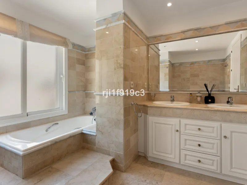 Exceptional corner apartment in Elviria Hills – space, privacy and lifestyle in one of the most desirable areas of Elviria, Marbella.