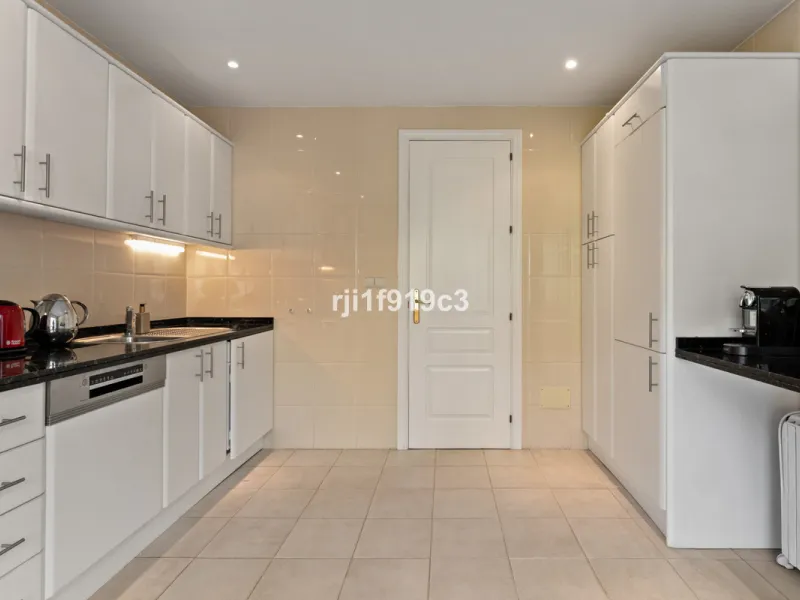 Exceptional corner apartment in Elviria Hills – space, privacy and lifestyle in one of the most desirable areas of Elviria, Marbella.