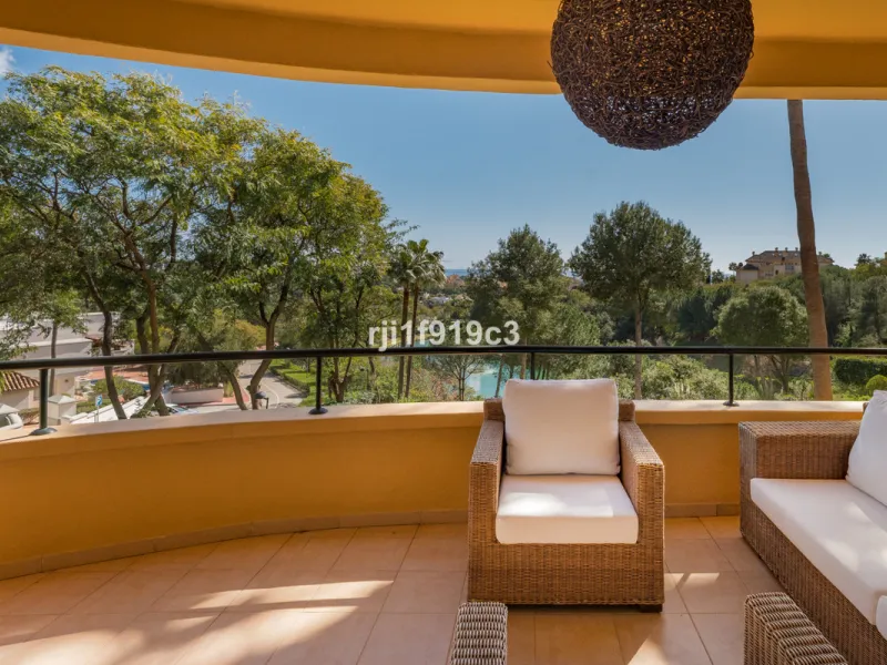 Exceptional corner apartment in Elviria Hills – space, privacy and lifestyle in one of the most desirable areas of Elviria, Marbella.