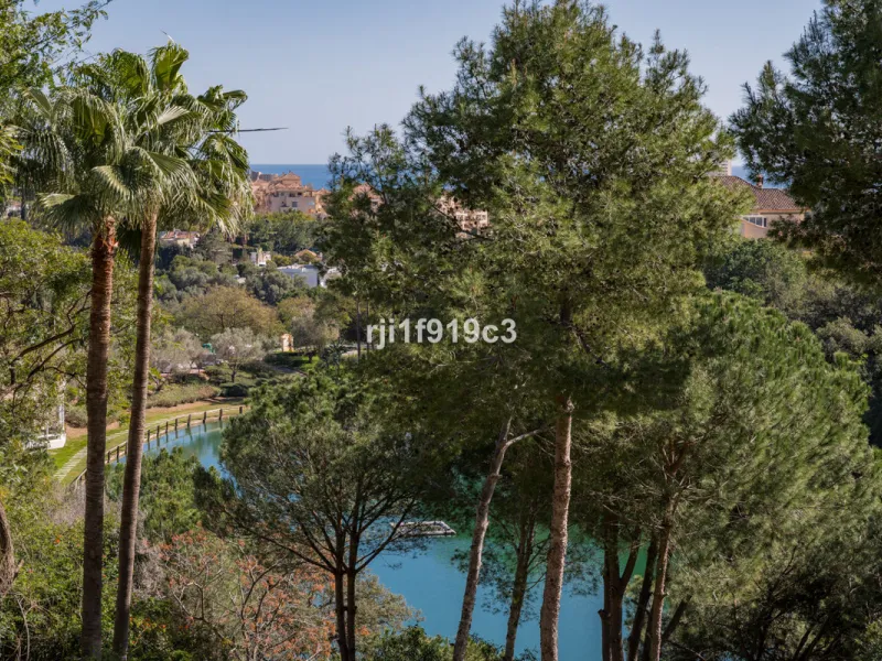 Exceptional corner apartment in Elviria Hills – space, privacy and lifestyle in one of the most desirable areas of Elviria, Marbella.