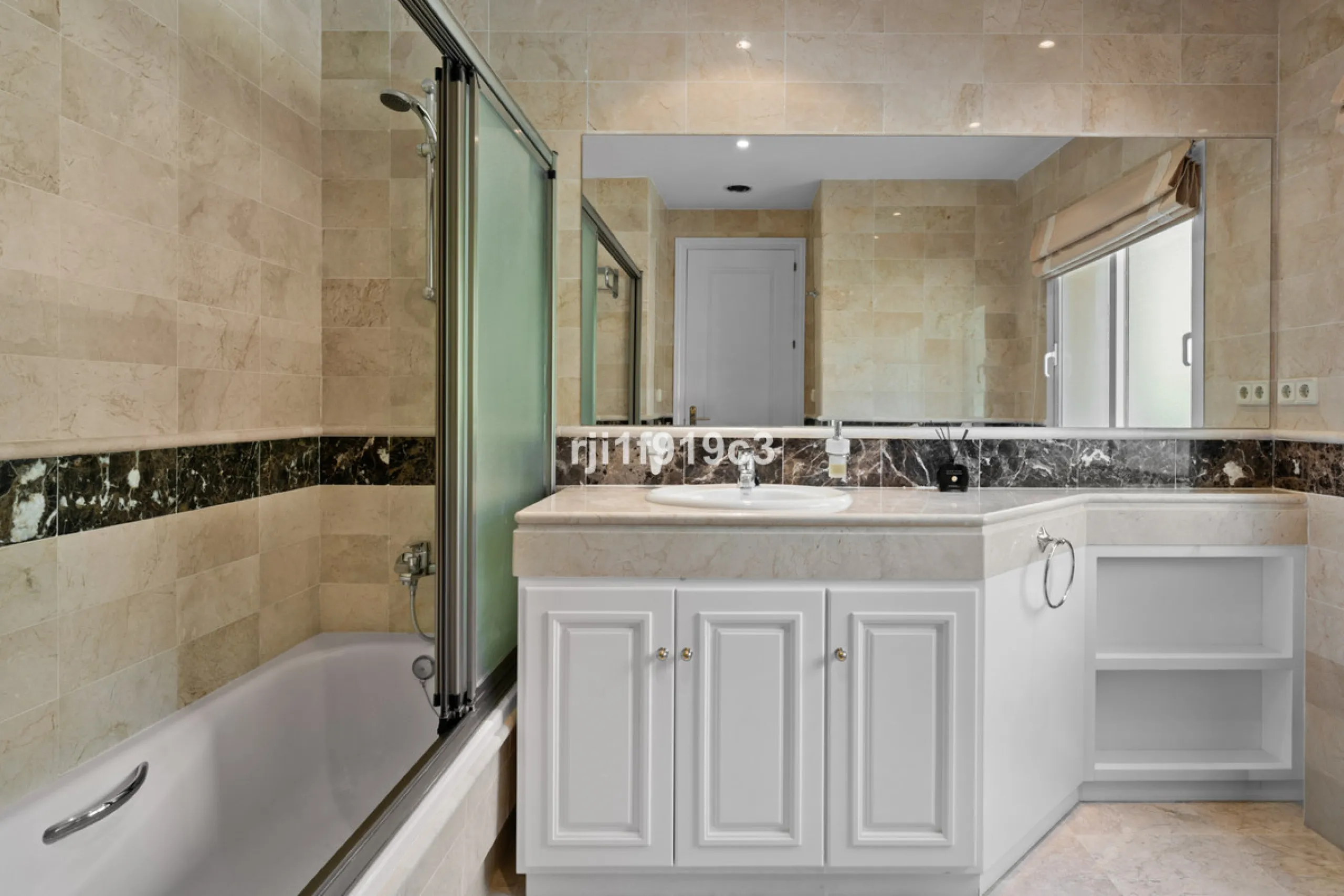 Exceptional corner apartment in Elviria Hills – space, privacy and lifestyle in one of the most desirable areas of Elviria, Marbella.