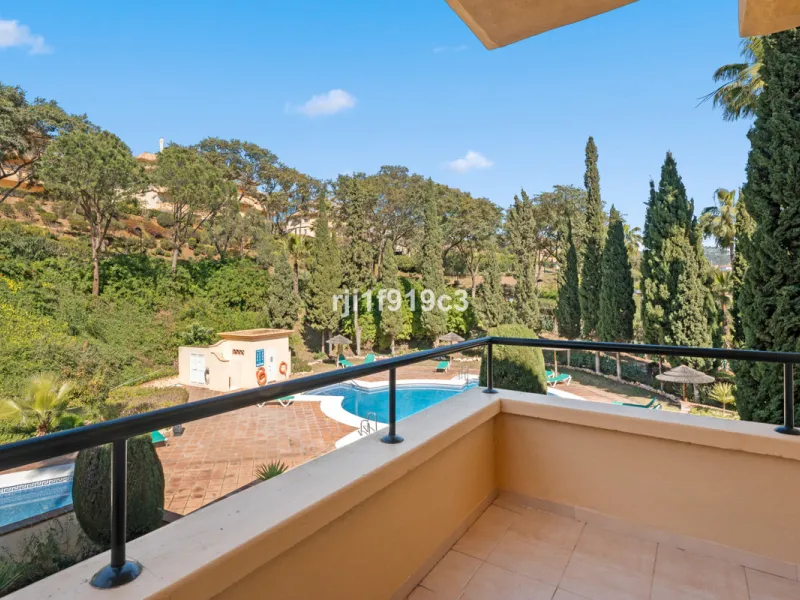 Exceptional corner apartment in Elviria Hills – space, privacy and lifestyle in one of the most desirable areas of Elviria, Marbella.