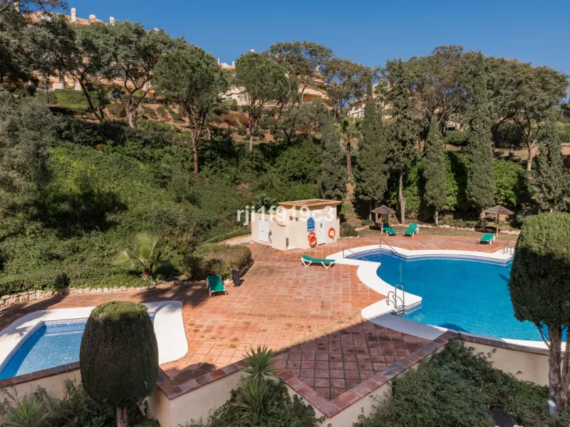 Exceptional corner apartment in Elviria Hills – space, privacy and lifestyle in one of the most desirable areas of Elviria, Marbella.