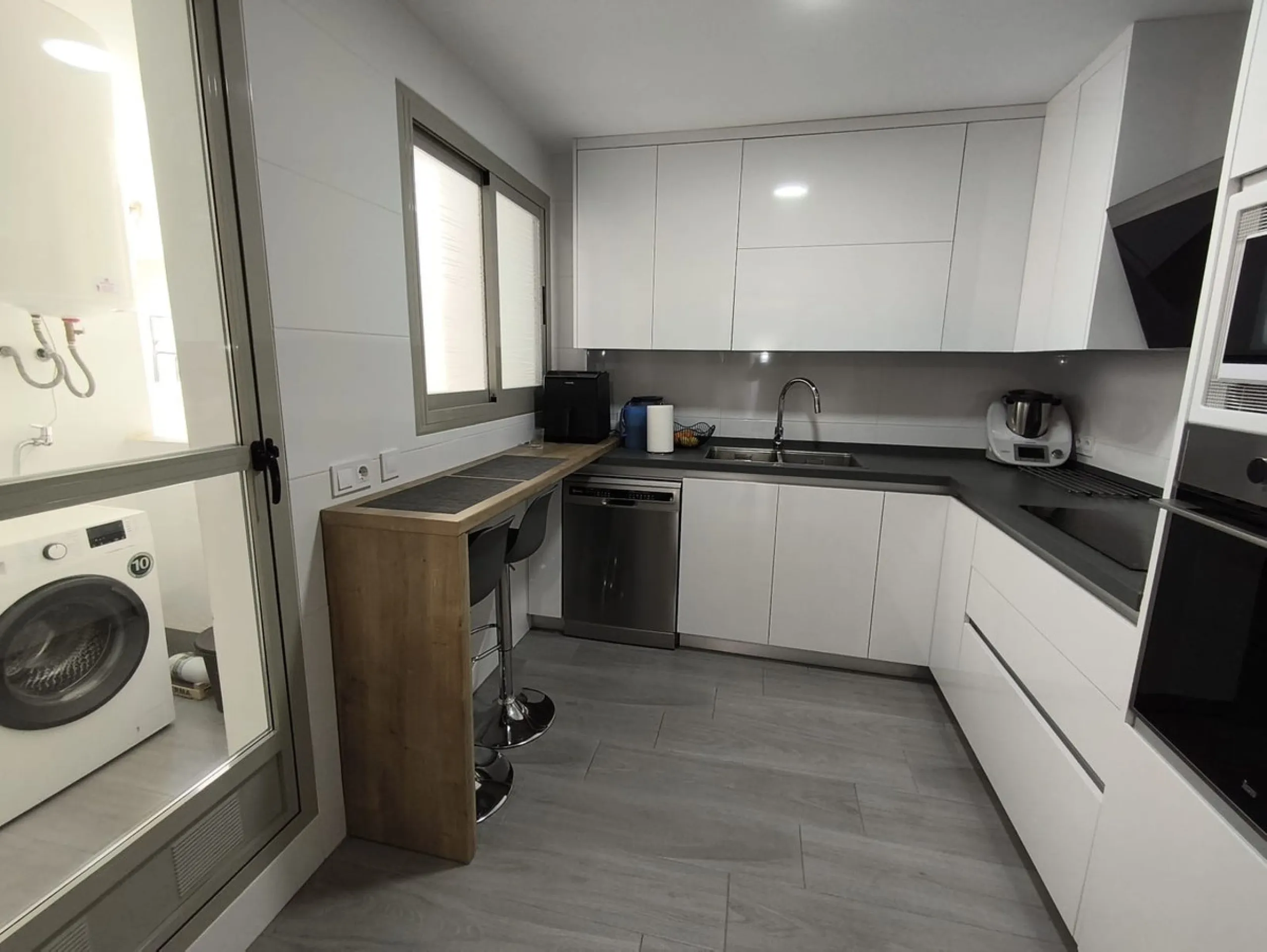 Spacious renovated 3-bedroom apartment with terrace, garage, storage room and communal areas in Torremolinos