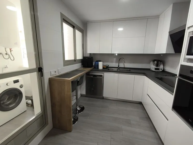 Spacious renovated 3-bedroom apartment with terrace, garage, storage room and communal areas in Torremolinos