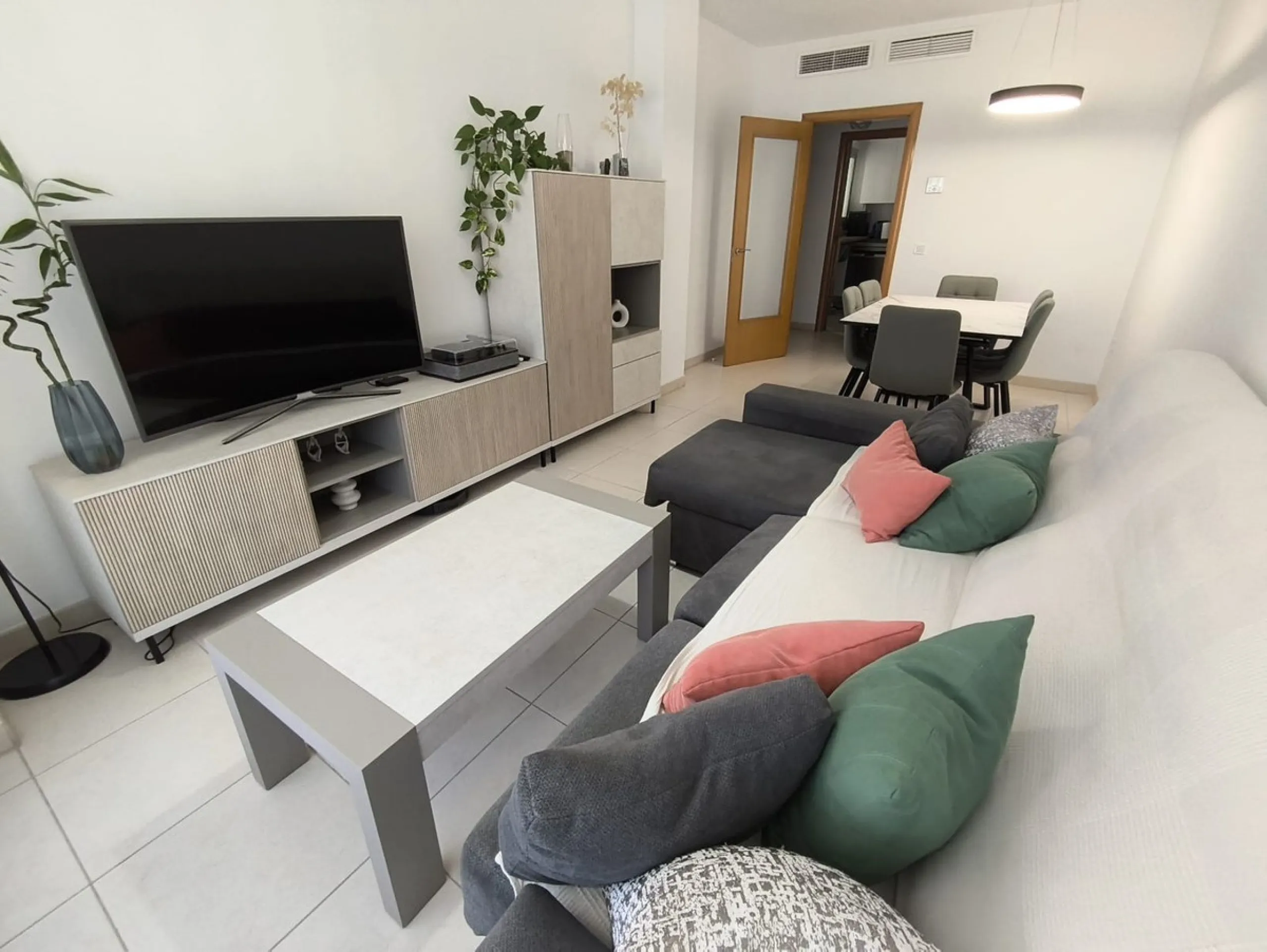 Spacious renovated 3-bedroom apartment with terrace, garage, storage room and communal areas in Torremolinos