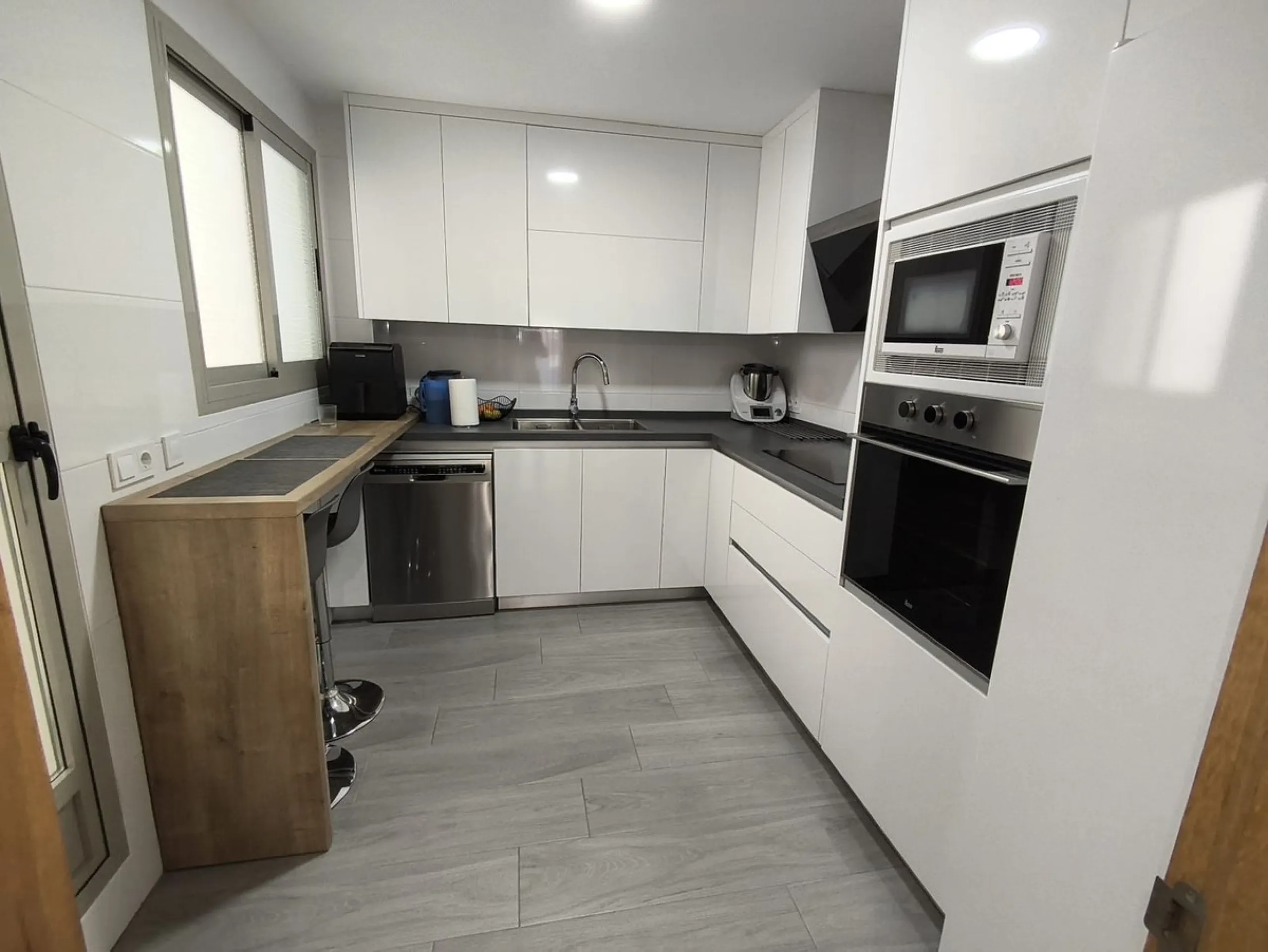 Spacious renovated 3-bedroom apartment with terrace, garage, storage room and communal areas in Torremolinos