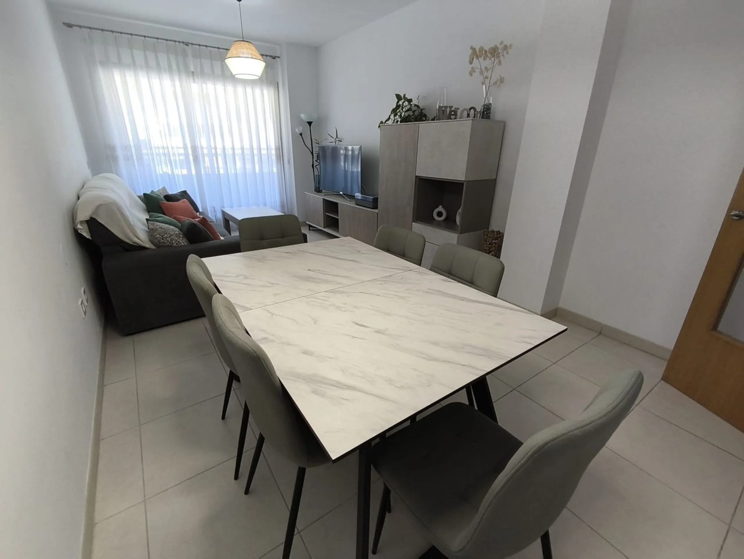Spacious renovated 3-bedroom apartment with terrace, garage, storage room and communal areas in Torremolinos