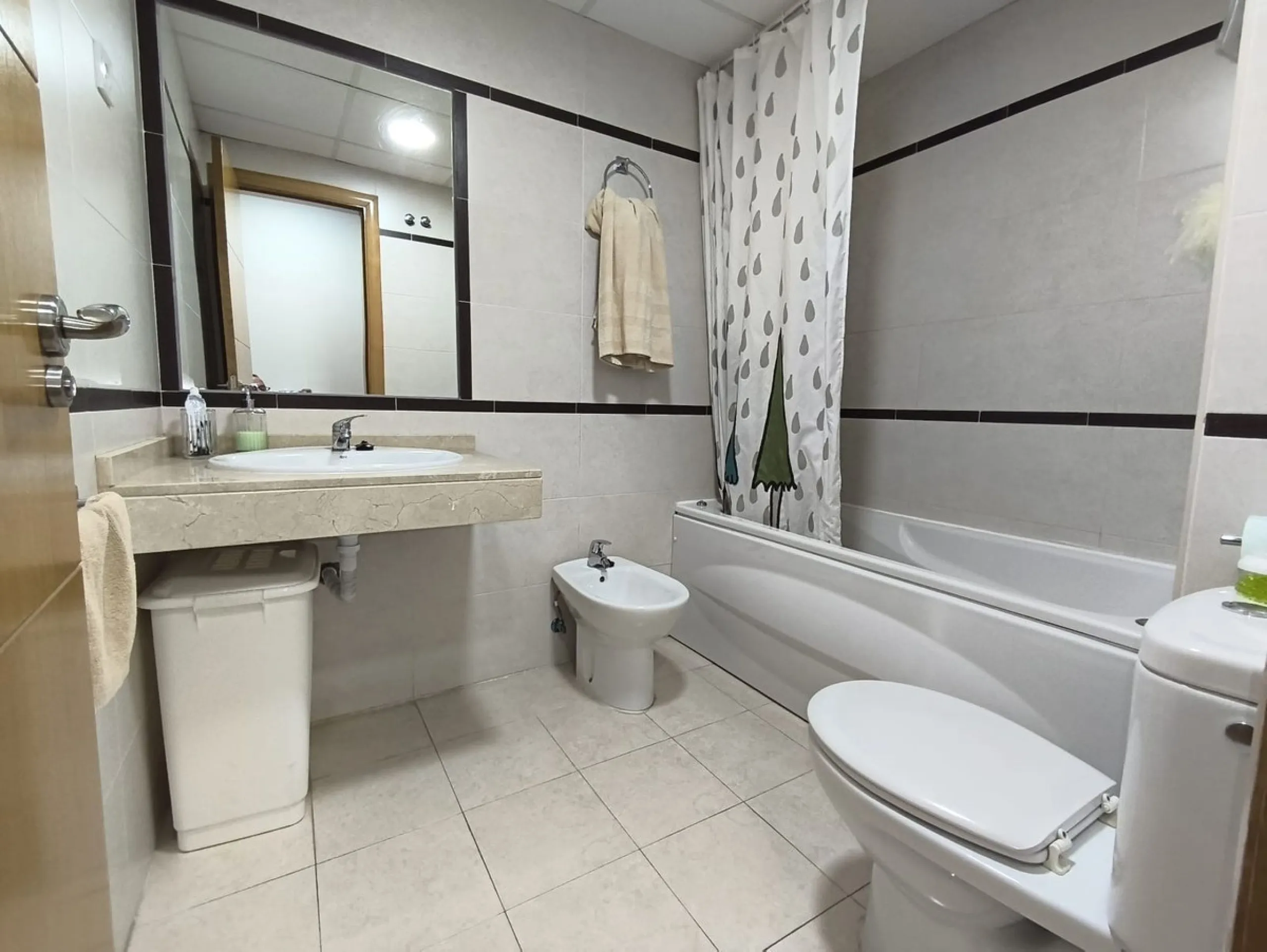 Spacious renovated 3-bedroom apartment with terrace, garage, storage room and communal areas in Torremolinos